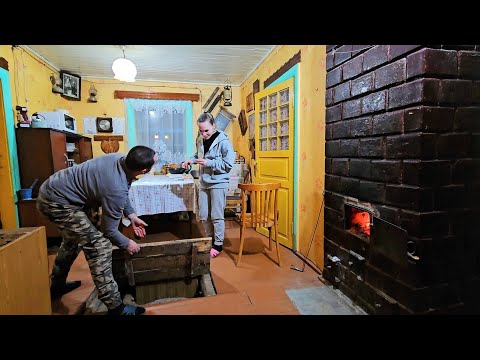 Видео: ЖИЗНЬ В СТАРОМ ДЕРЕВЕНСКОМ ДОМЕ ВОЗЛЕ ЛЕСА! Волк пришёл прямо к огороду когда мы там работали!
