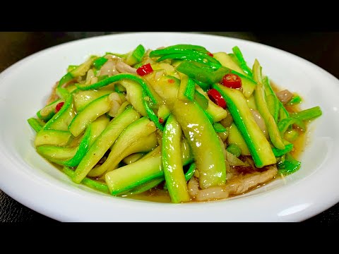 Видео: Когда жарите кабачки, помните, что их нельзя жарить или бланшировать прямо на сковороде.