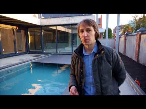 Видео: Роллетное покрытие бассейна Compass Pools