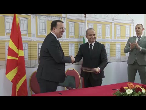 Видео: Македонија и Бугарија го потпишаа договорот за меѓуграничниот железнички тунел на Коридорот 8