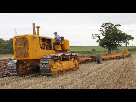 Видео: Огромный Caterpillar D9D 18A 1958 года выпуска пашет 17-корпусным плугом | Steel Tracks в работе