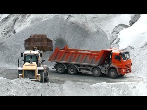 Видео: КАМАЗ-65201 8х4 на погрузке Cat 972H