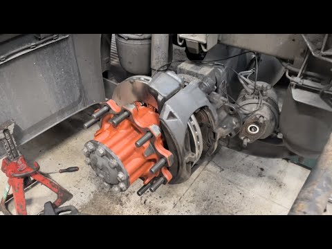 Видео: DAF CF85 Euro 6 — Задние диски и колодки Часть 2