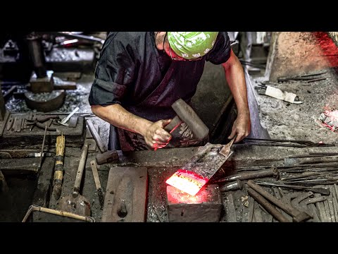 Видео: Замечательная мотыга, изготовленная кузнецом с 200-летней историей.