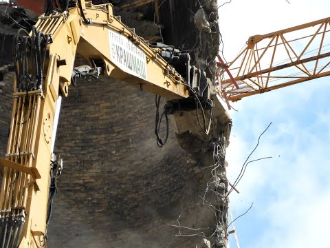 Видео: Снос дымовой трубы, Caterpillar 390D UHD