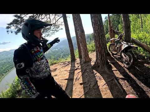 Видео: На эндуро по живописному утесу 33 Богатыря, село Шаманка.
