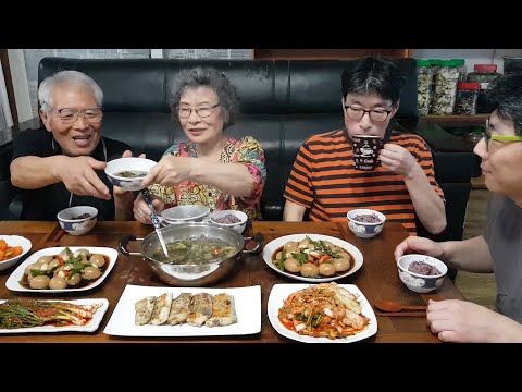 Видео: Мальвовый суп мукбанг, Чангжорим, жареная рыба-абордаж, Топчжолги, Семейный мукбанг