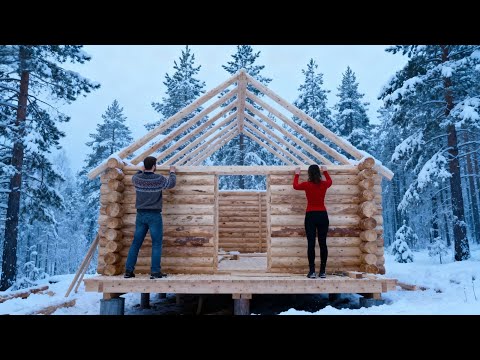Видео: Молодая пара построила дом в сосновом лесу за 198 дней | От начала до конца от @NickandMaëla