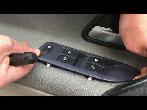 Видео: Как снять обшивку / ручку двери Рено Лагуна 2 рестайлинг