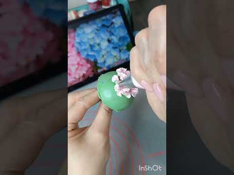Видео: Создаём  легкие соцветия из крема