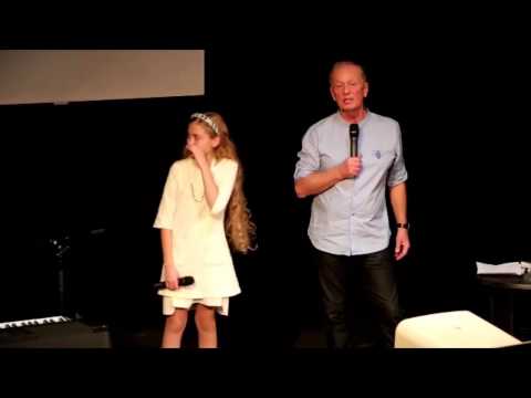 Видео: Девочка поет песню Людмилы Зыкиной "Незнакомка"