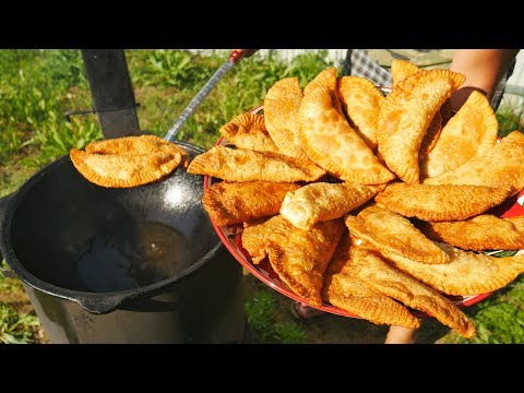 Видео: ЧЕБУРЕКИ С РЫБОЙ В КАЗАНЕ НА КОСТРЕ