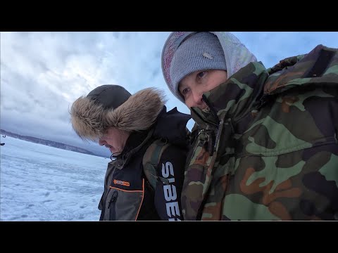 Видео: Наловили КУЧУ рыбы, на середине озера..