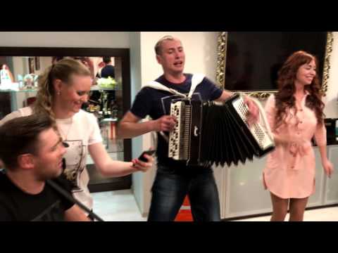 Видео: Елизавета в веселой компании