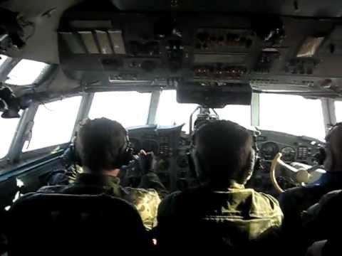 Видео: Посадка из кабины самолета