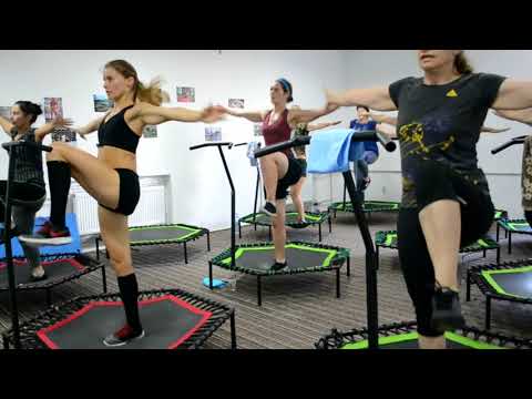 Видео: Jumping fitness. Джампінг. Джампинг. Скай джампинг. Фитнес на батуте
