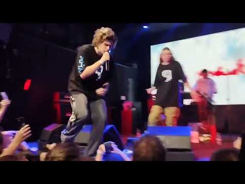 Видео: Фиксай поёт песню Синий василёк на концерте в Москве P.C.ЭТА ПЕСНЯ ЕЩЁ НЕ ВЫШЛА