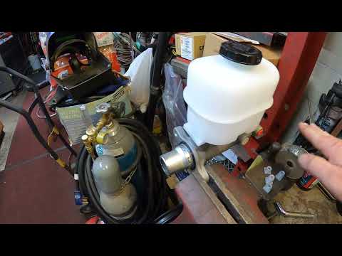 Видео: Как прокачать главный цилиндр на F150