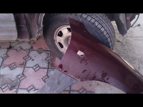 Видео: Как снять переднее крыло toyota rav4 первое поколение
