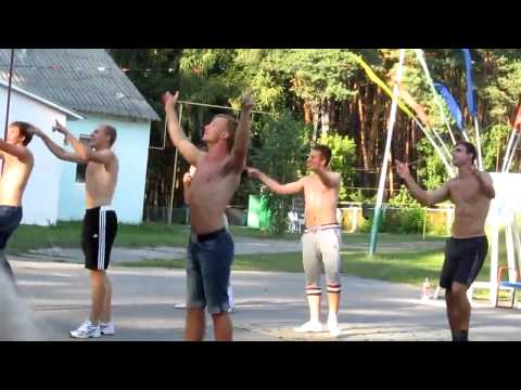 Видео: Вожатые в Орлёнке прикольно танцуют