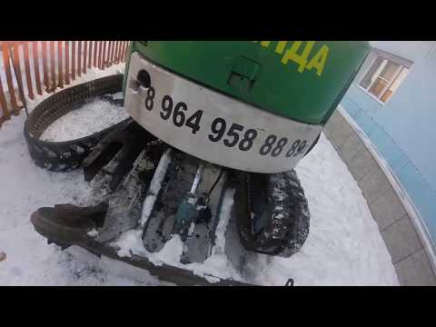 Видео: Японский мини экскаватор  Kubota. снимаем гусеницы. Проверяем ленивец.