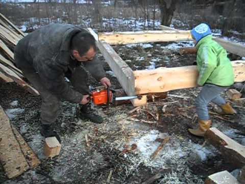 Видео: Сруб в ласточкин хвост , первый венец .
