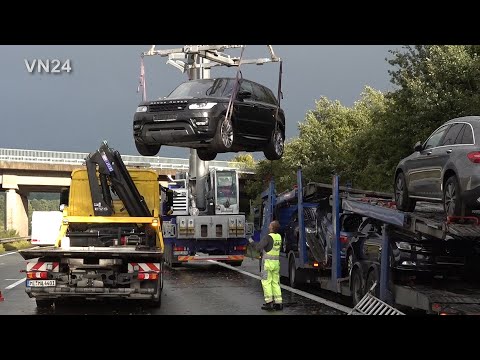 Видео: 29.09.2021 - VN24 - Автоперевозчик врезается в сломавшийся грузовик на твердом покрытии