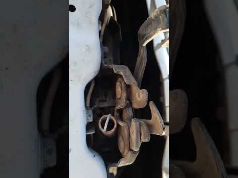 Видео: как открыть капот камри 40 с наружи