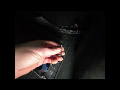 Видео: Снятие дверной карты BMW 1 серии без саплей !