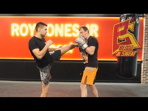 Видео: Самый важный момент в комбинациях руки ноги / Техника кикбоксинга / Константин Серебренников