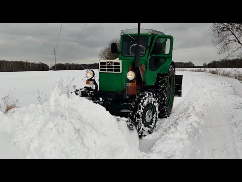Видео: Весенняя очистка дорог трактором Т-40АМ
