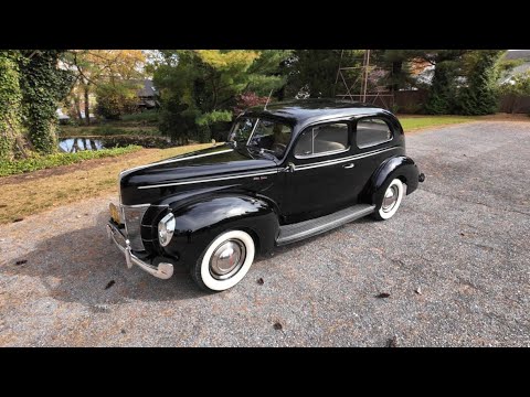 Видео: 1940 Ford V8 Deluxe Tudor Sedan с холодным запуском и приводом