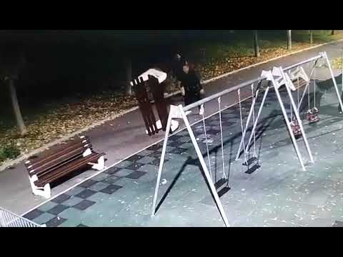Видео: Вандали чупят пейки в Бургас