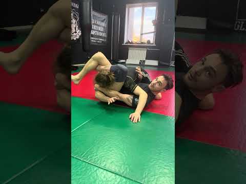 Видео: Треугольник ногами, когда соперник атакует кимурой / Yoko sankaku against Kimura attempt