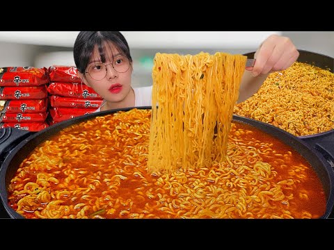 Видео: Я сварила рамен в большой кастрюле, в которую помещается 20 упаковок рамена🍜Shin Ramyun eating show