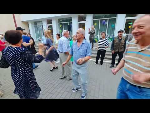 Видео: 7.09.25г... "ЗАЖИГАЙ"... Влад Порфиров... звучит на Танцполе в Гомельском парке... 