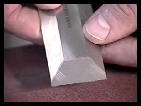 Видео: Заточка режущего инструмента с помощью наждачной бумаги