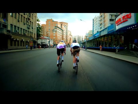 Видео: Велосипеды быстрые. Передачи фиксированные. Москва красивая.