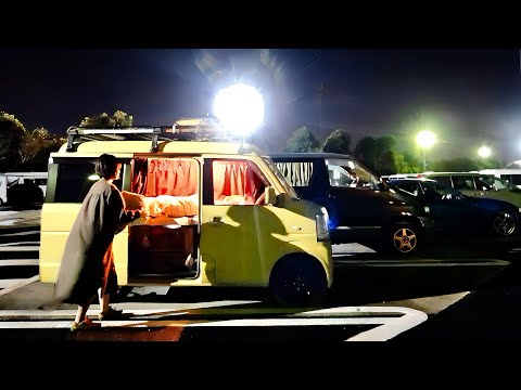Видео: Живу в крошечном микро-фургоне.