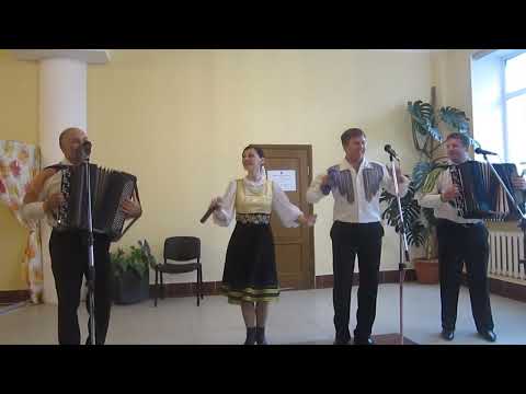 Видео: Плывет по озеру