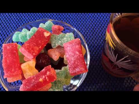 Видео: ASMR eating whisper - Homemade pizza and candy / АСМР чавканье - Домашняя пицца без теста и конфеты