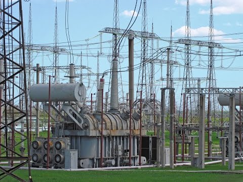 Видео: Мощная подстанция 750кВ.  ЛЭП, треск проводов и трансформаторы. Powerlines, high-voltage substation.