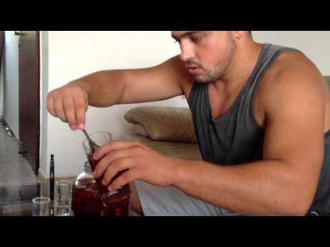 Видео: коша пробует клюквенную настойку
