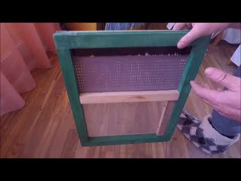 Видео: Универсальное дно улья для сбора обножки-2