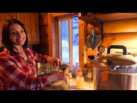 Видео: Консервирование костного бульона и рыбного запаса для зимнего питания на Аляске