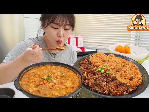Видео: Mukbang l Острый суп из мидии и соевой пасты с приправами. Сезон моллюсков в Корее