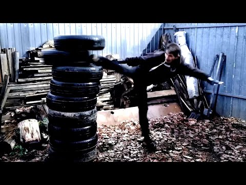 Видео: Нереальное упражнение. Выбить ударами несколько шин подряд в одной атаке. День 60.