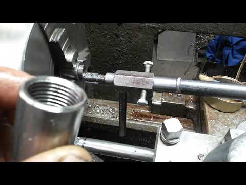 Видео: нарезка внутренней резьбы G 1/2 метчиком (ТОКАРНЫЕ РАБОТЫ № 27)