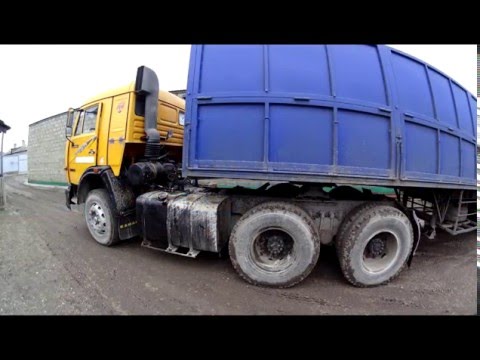 Видео: 12.02.16. Погрузка кукурузы, КАМАЗ-54115 с большим полуприцепом МАЗ