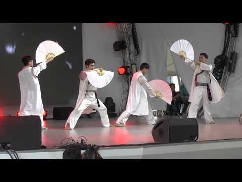 Видео: Класс! Танец с веером отжигают южнокорейские артисты. Танцплощадка ЭКСПО 2017